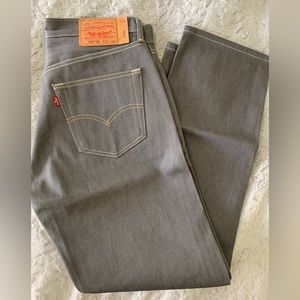 Men’s gray Levi’s 501 shrink-to-fit jeans